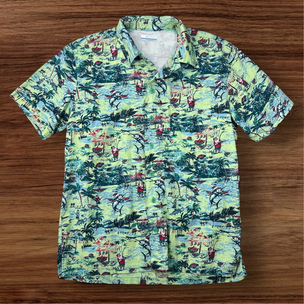 Columbia PFG Men’s Short Sleeve Fishing Shirt. Santa Vacation. Size Small.